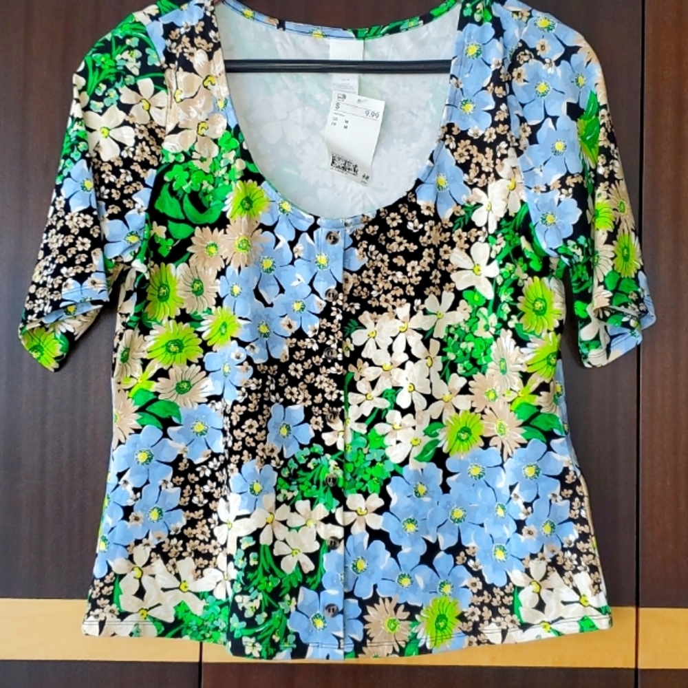 NEW H&M FLOWERS TOP, SIZE MEDIUM